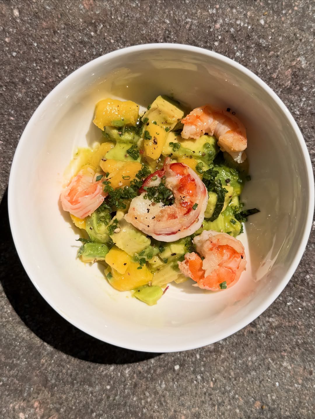 Insalata estiva mango, avocado e gamberi